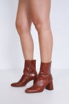 Ankle boot with square toes and small heels in leather