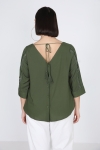 Blouse unie boutonnée sur le dos