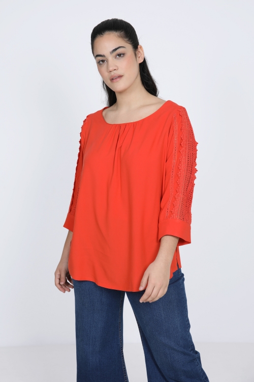 blouse unie boutonnée sur le dos