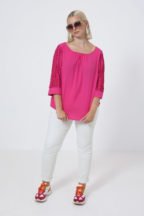 blouse unie boutonnée sur le dos