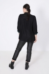 Plain trapeze-shaped shirt with braid.