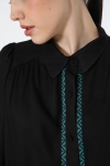 Plain trapeze-shaped shirt with braid.