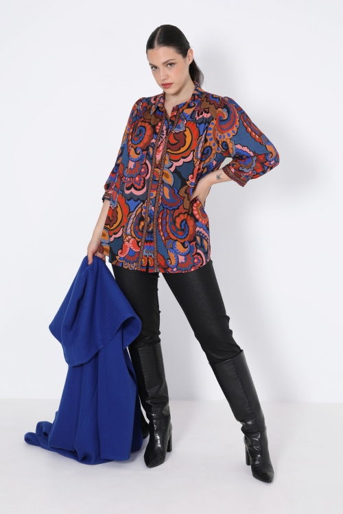 Trapezoid-shaped printed shirt with braid.