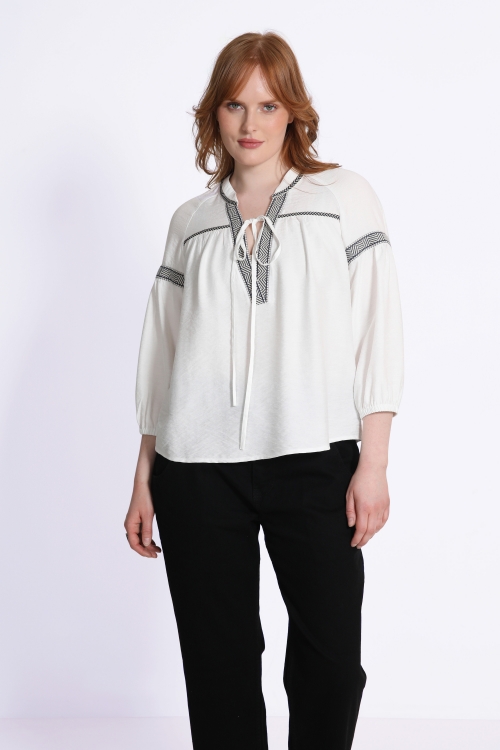 Blouse unie avec galons décoratifs