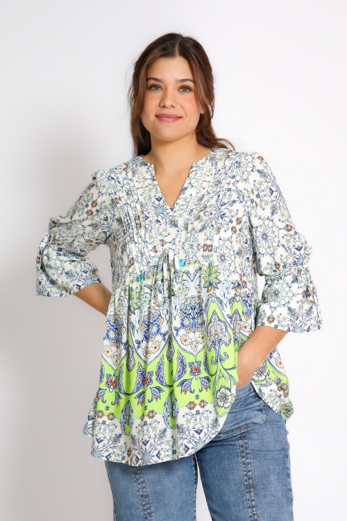 Printed blouse with a basic pattern