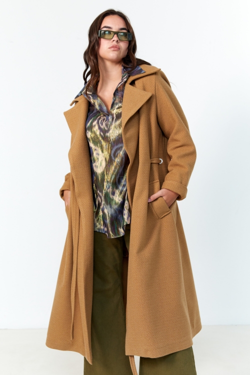 Chic long coat with eyelets at the waist