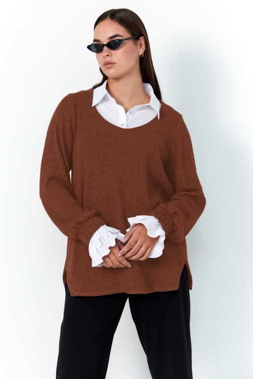 Chic sweater with a shirt effect underneath. 