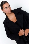 Manteau long chic avec oeillets a la taille