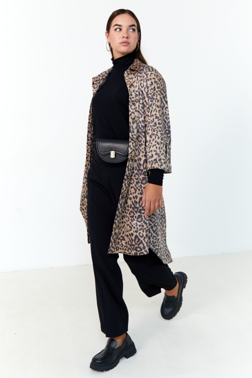 Long shirt with animal print and suede effect.