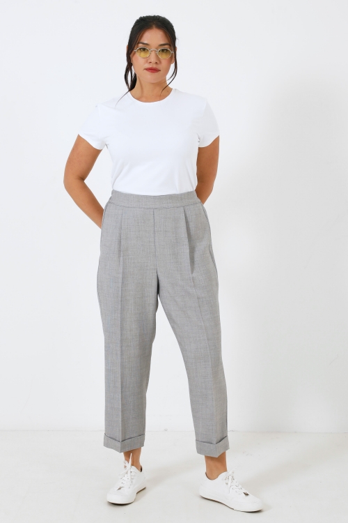 Pantalon tailleur 7/8 en uni avec revers