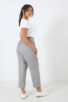 Pantalon tailleur 7/8 en uni avec revers