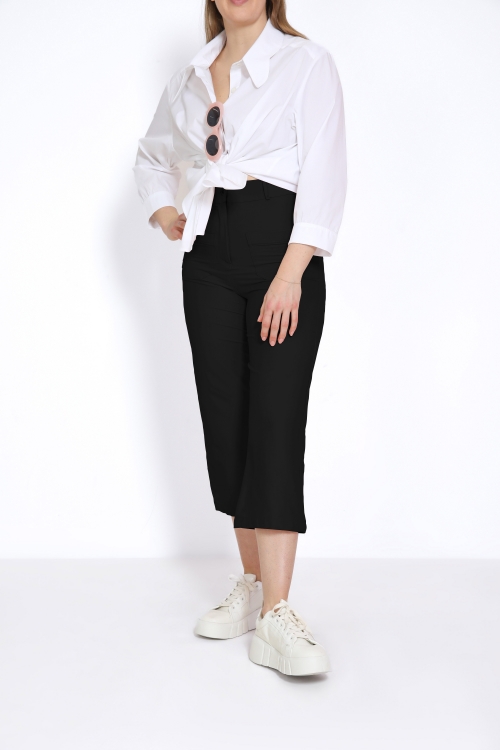 Plain cut flared pants at the bottom