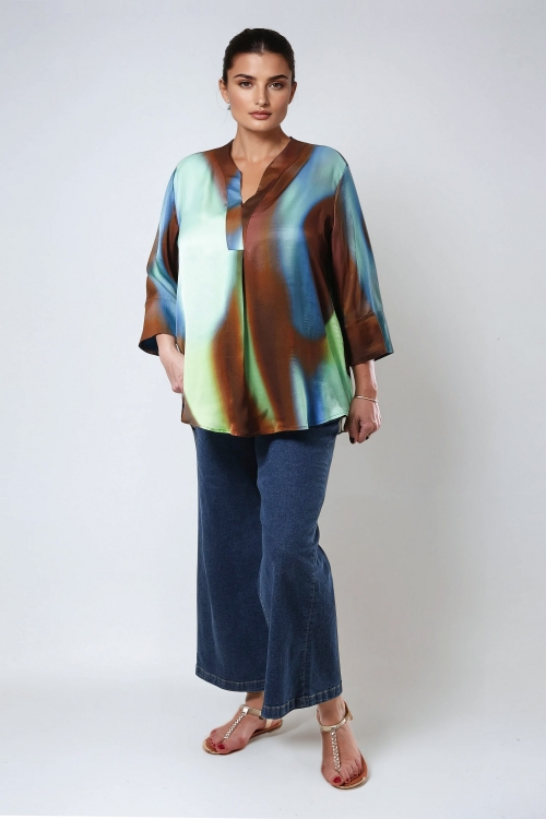 Printed blouse with basic effect.