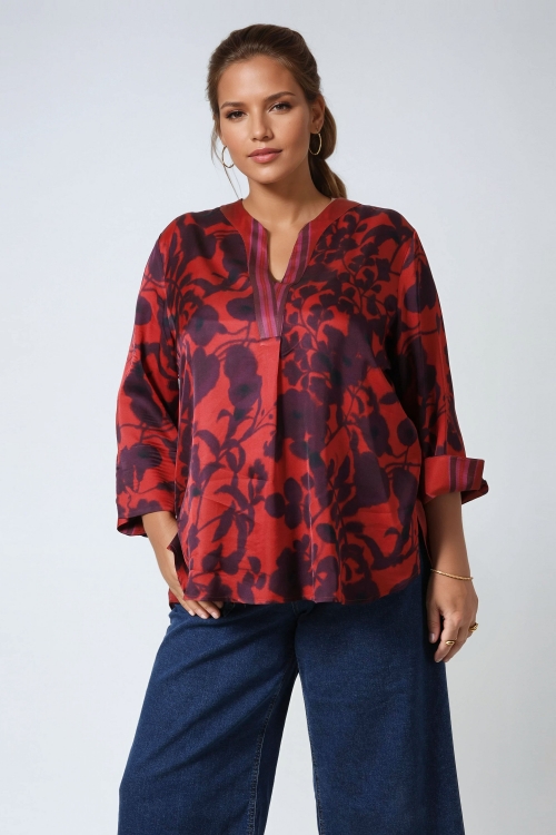 Blouse imprimée avec une base effet satiné.