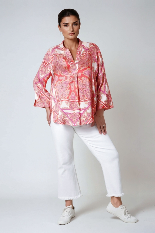 Blouse imprimée avec une base effet satiné.