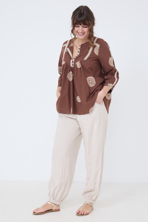 Blouse en coton brode avec un galon macrame