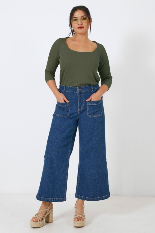 T-shirt en maille cotelee brillante.