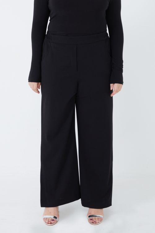 Flowing pants with high slits at the bottom