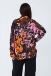 Loose-fitting viscose satin shirt with a retro chic print
