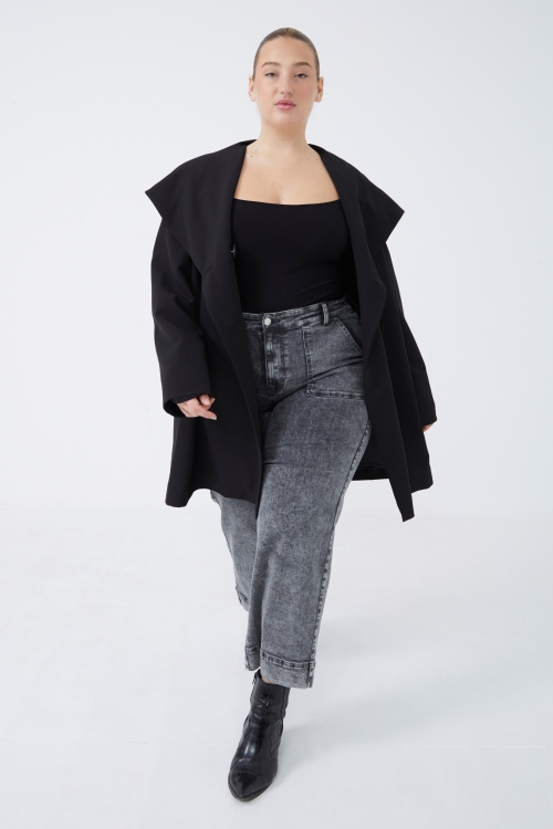 Oversized, flowing coat with shawl collar 