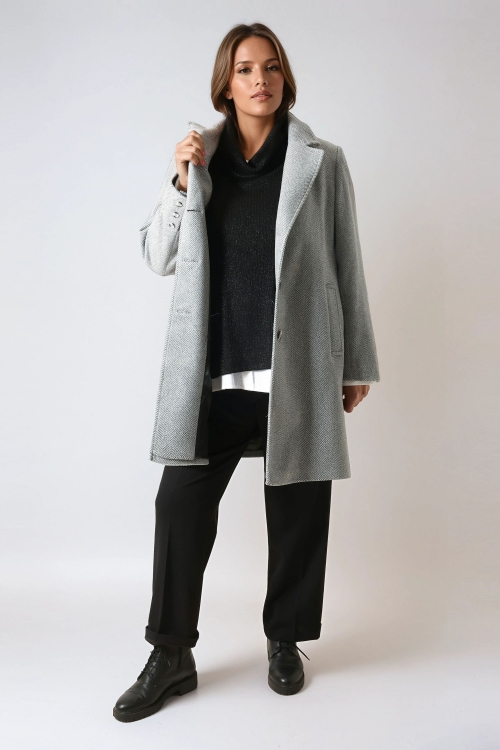 7/8 coat in soft and refined herringbone wool