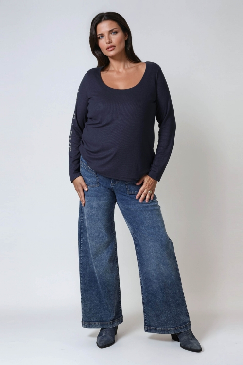 Jeans évasé avec bijou sur poches