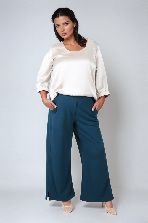 Flowing pants with high slits at the bottom