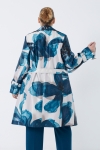 Trench effet satiné avec motif placé grande fleur.