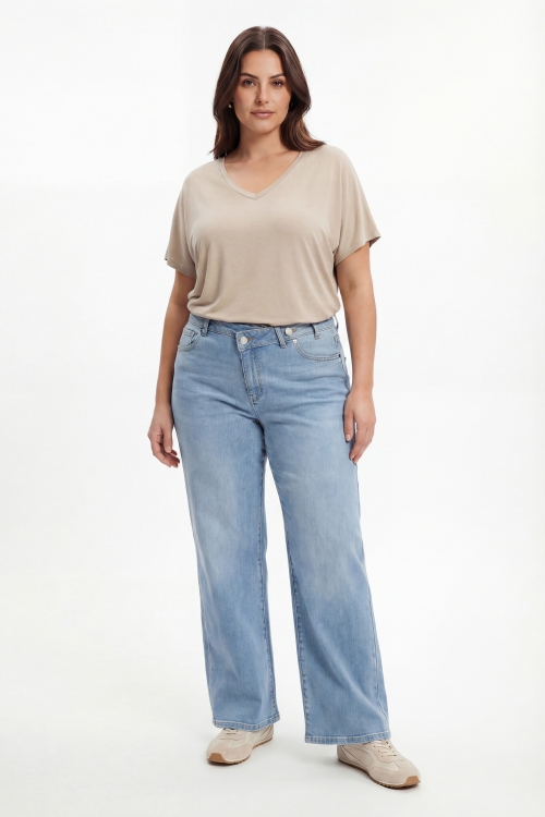 Jean droit taille haute avec boutons decales a la braguette